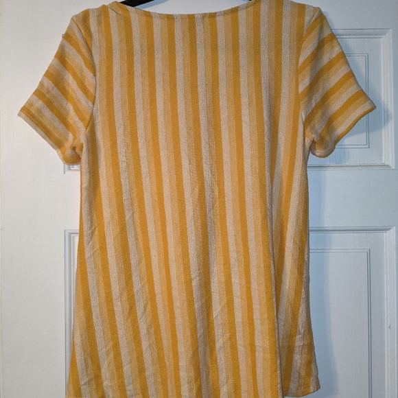 Yellow shirt ✨ - Picture 4 of 5